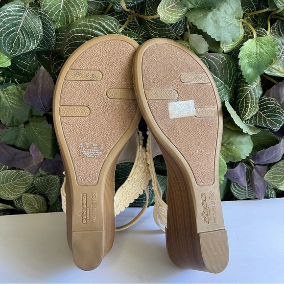 Fergalicious Women's Calmly Wedge Sandal color Cream Crotchet size 8 - Picture 10 of 11